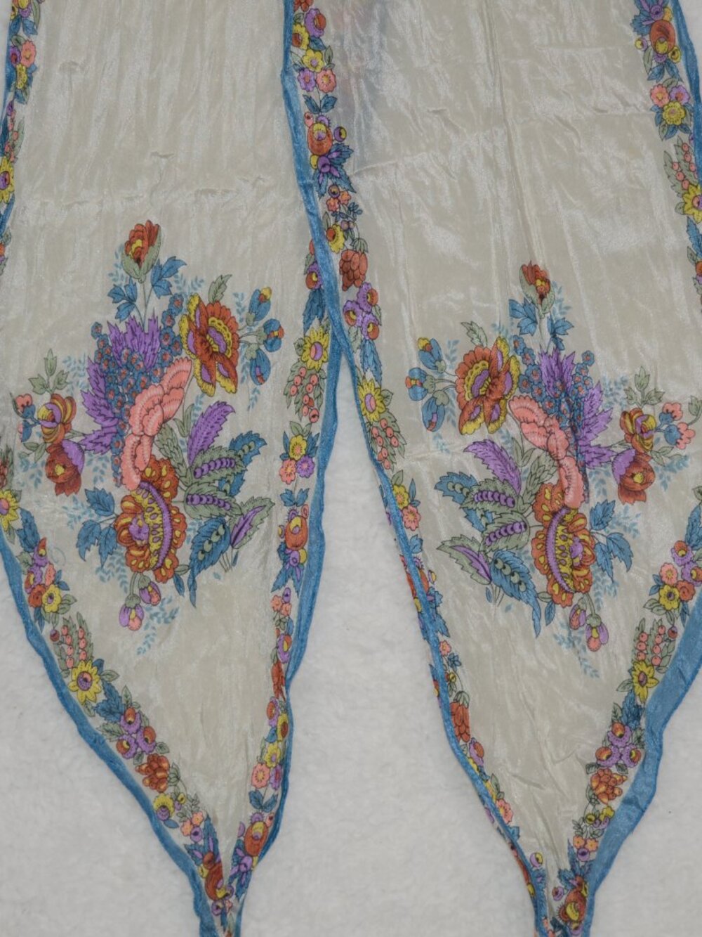Vintage sheer white floral pointed rectangle scarf - Picture 3 of 6